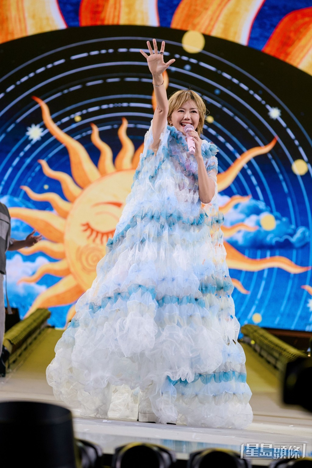 萬人大合唱《我不難過》、《我懷念的》、《第一天》等經典金曲，場面震撼。。