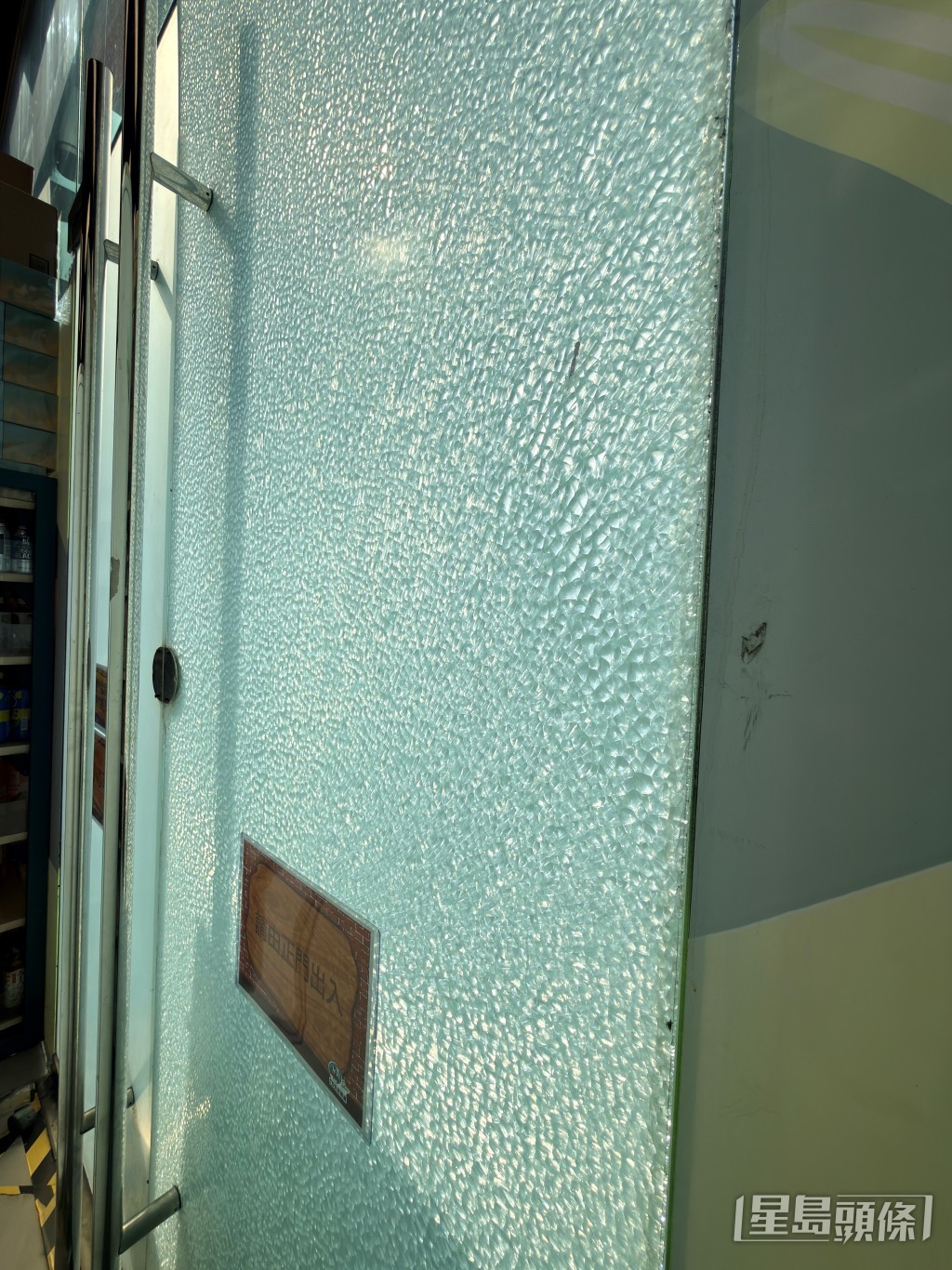 玻璃門爆裂。梁國峰攝