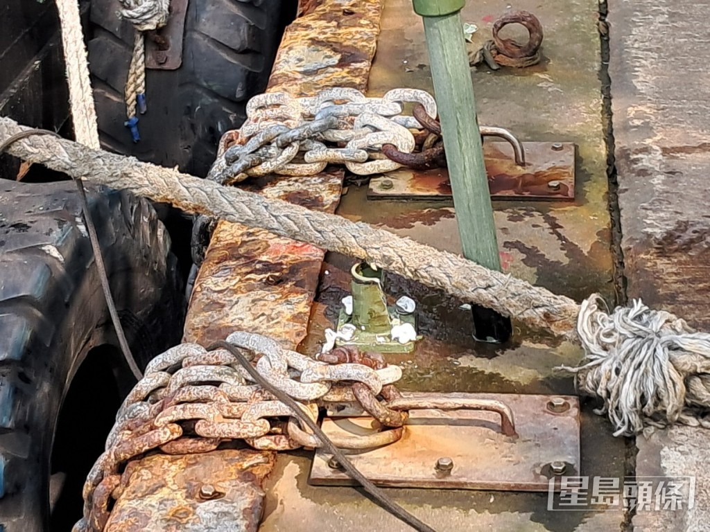 運油船撞毀碼頭膠圍欄。林思明攝 運油船撞毀碼頭膠圍欄。林思明攝