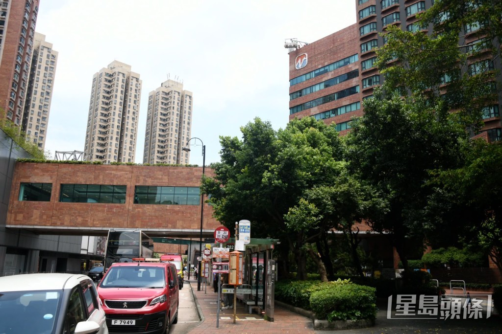 兩工人在天台被困吊船。楊偉亨攝 兩工人在天台被困吊船。楊偉亨攝