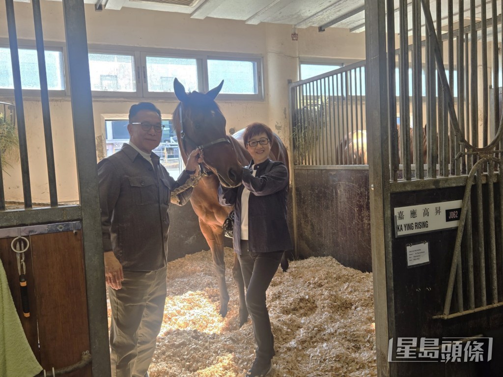 上周日梁锡光和其太太探望「嘉应高升」。 上周日梁锡光和其太太探望「嘉应高升」。