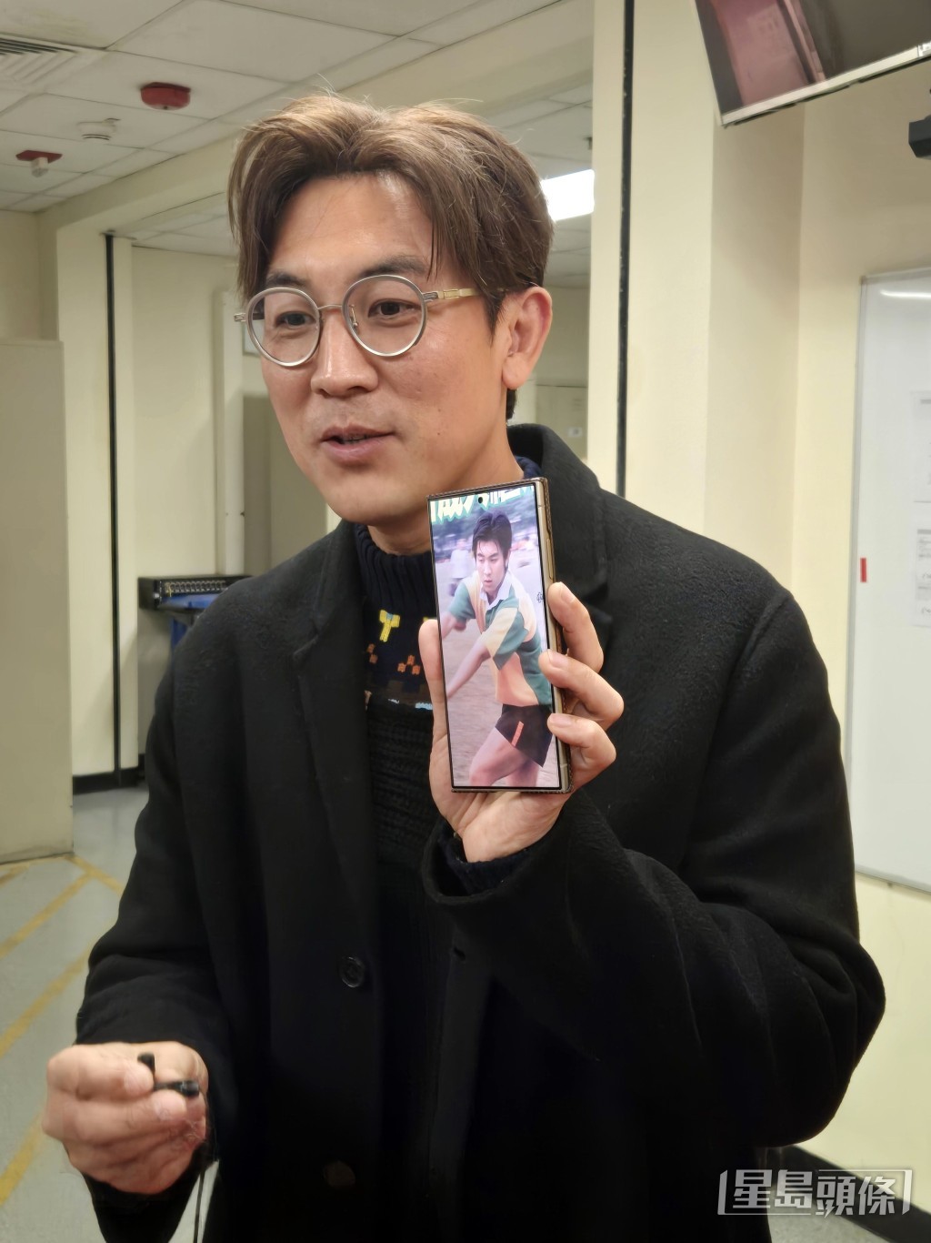 譚俊彥展示19歲時打橄欖球嫩口照。