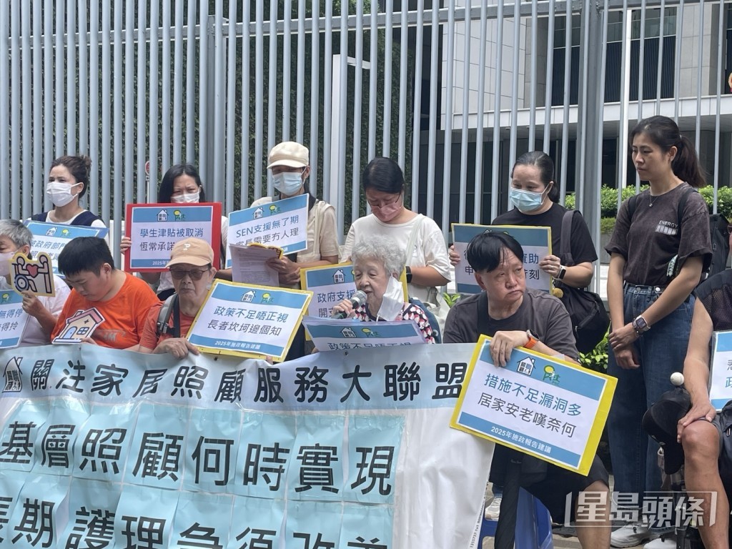 現年78歲鄭婆婆(前排右二)，長期照顧患有慢性病的86歲丈夫。