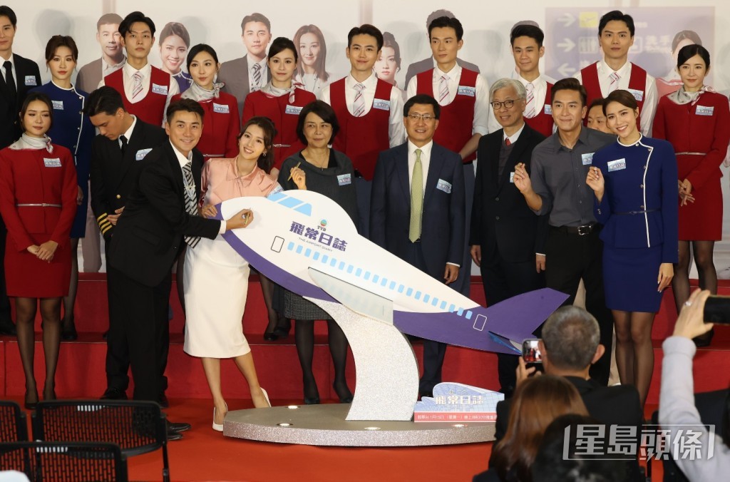 眾演員在飛機紙牌上簽名。 眾演員在飛機紙牌上簽名。