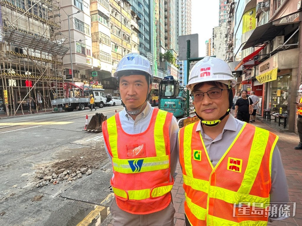 路政署港岛区总工程师陈业麟(图右)及水务署香港及离岛区总工程师连登泰讲述爆水管事件。杨伟亨摄