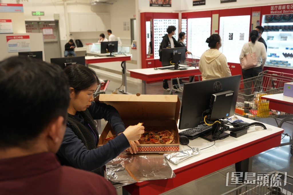 市民收穫豐碩。吳艷玲攝 市民收穫豐碩。吳艷玲攝