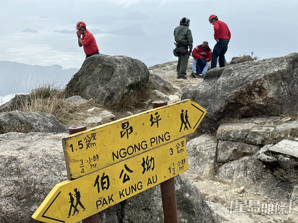 事主休息等候由直升機載走。梁國峰攝 事主休息等候由直升機載走。梁國峰攝