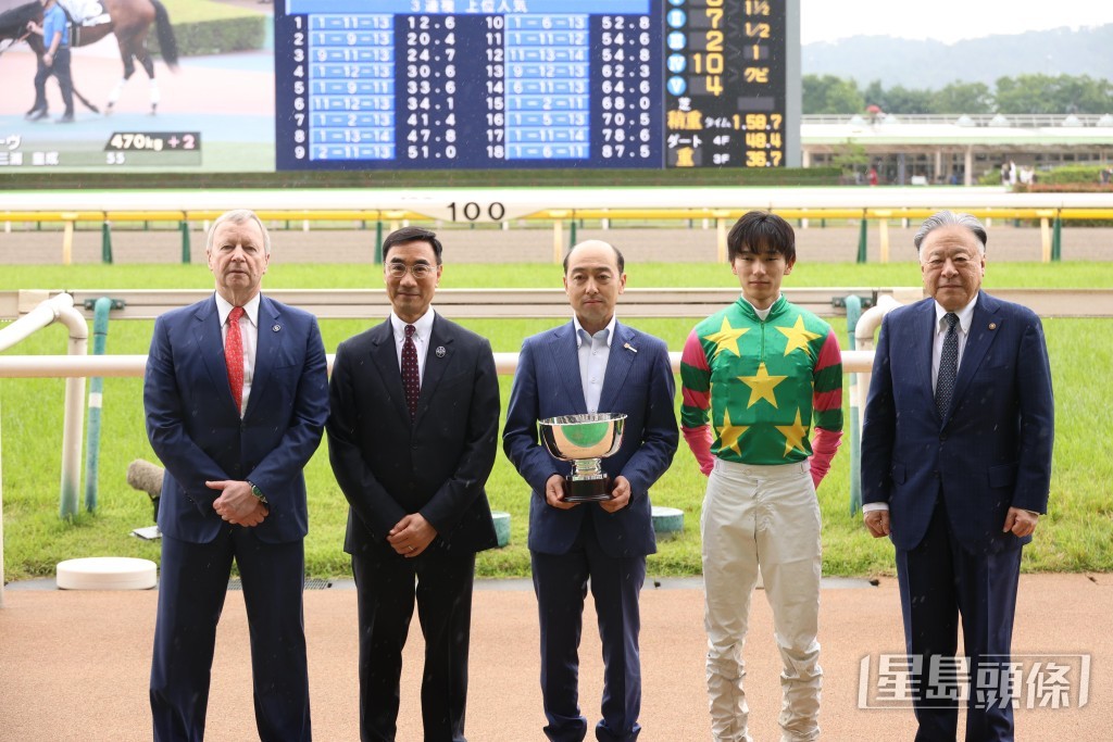 今日東京競馬場的第九場賽事為香港賽馬會錦標,賽後香港馬會主席利子厚及行政總裁應家柏,頒獎予勝出馬匹騎練。 今日東京競馬場的第九場賽事為香港賽馬會錦標,賽後香港馬會主席利子厚及行政總裁應家柏,頒獎予勝出馬匹騎練。