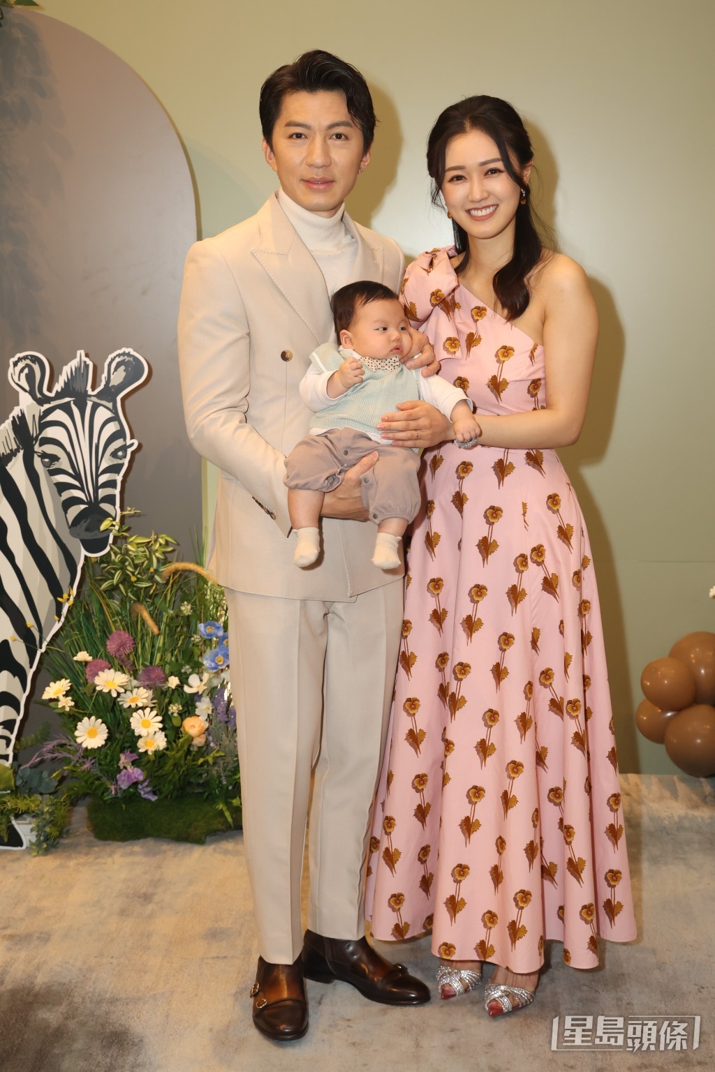 袁咕碌精靈又得意,人如其人圓碌碌。 袁咕碌精靈又得意,人如其人圓碌碌。