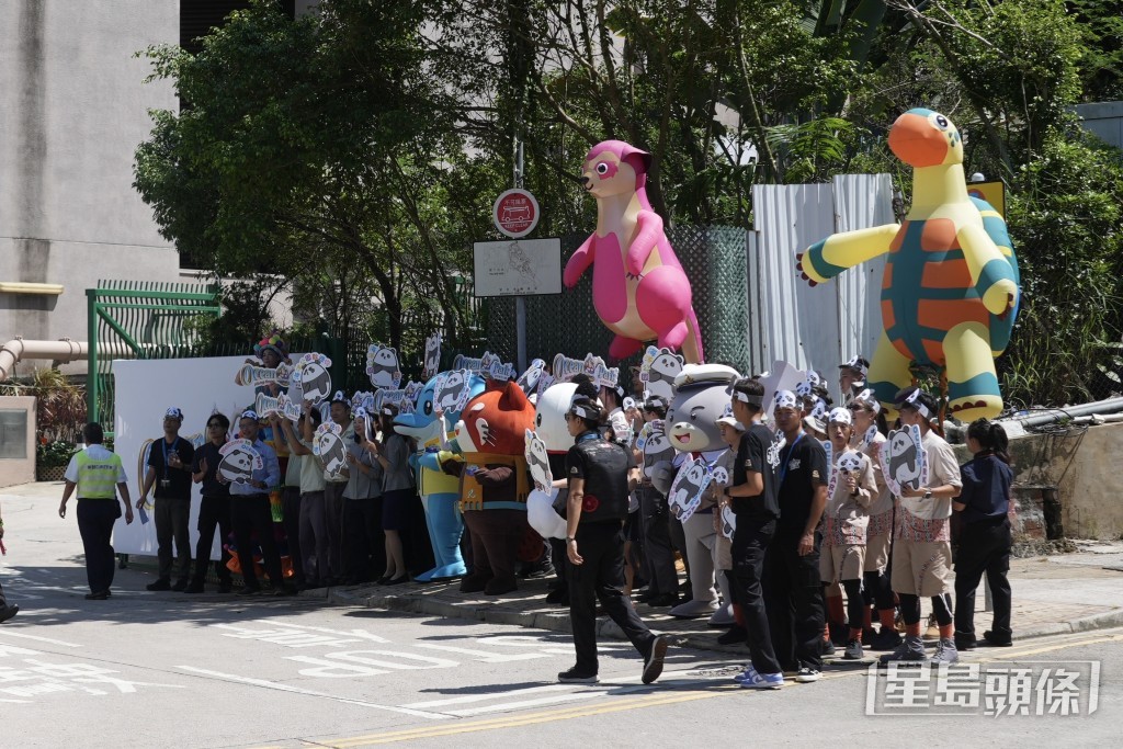 海洋公園門外有盛大歡迎儀式。歐樂年攝