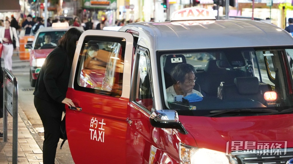 的士業界本月內先後以發信、請願等方式,促政府嚴打非法白牌車。資料圖片 的士業界本月內先後以發信、請願等方式,促政府嚴打非法白牌車。資料圖片