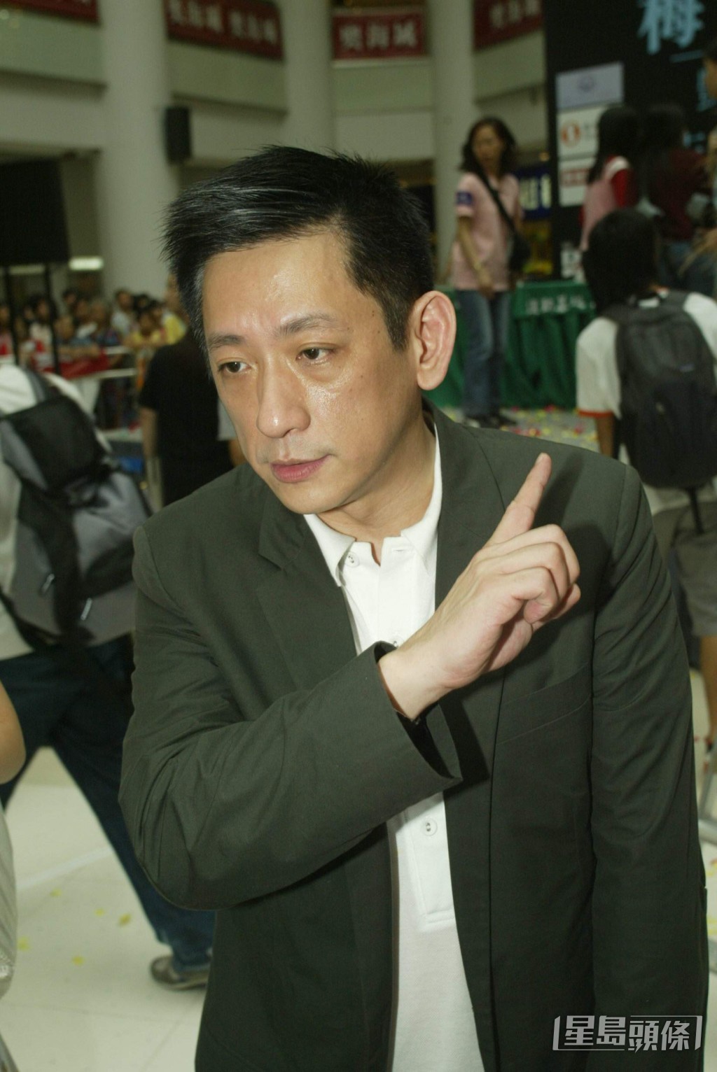 連炎輝對梅艷芳骨灰疑被盜,表示:「如果真係俾人攞咗嘅話,唔緊要啦!阿妹已經去咗淨土。」 連炎輝對梅艷芳骨灰疑被盜,表示:「如果真係俾人攞咗嘅話,唔緊要啦!阿妹已經去咗淨土。」