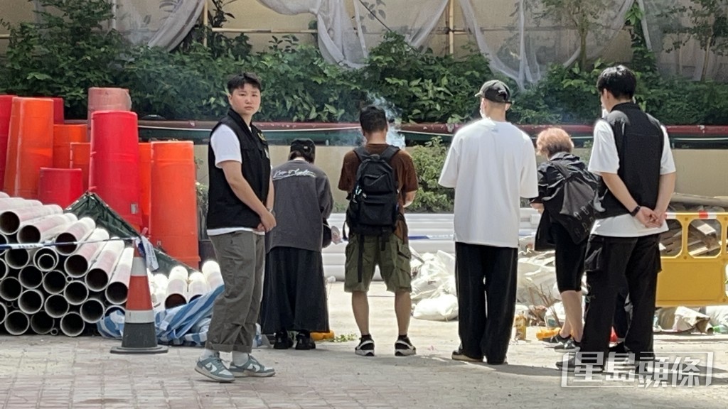 死者親友到現場拜祭。蔡楚輝攝 死者親友到現場拜祭。蔡楚輝攝