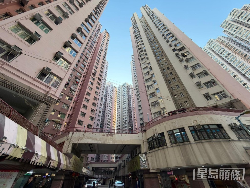 消息指，及時阻截的1億元工程合約涉及荃灣中心。