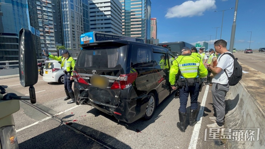 有私家車車尾損毀。 有私家車車尾損毀。