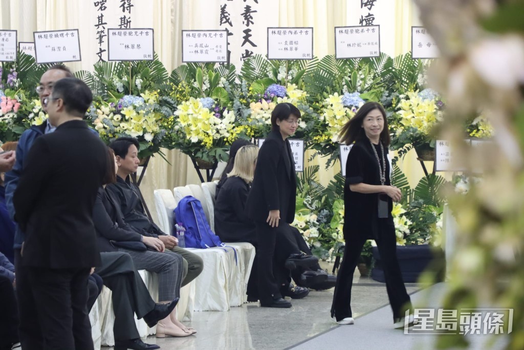 林超榮遺孀（圖中右二）今早到場打點。