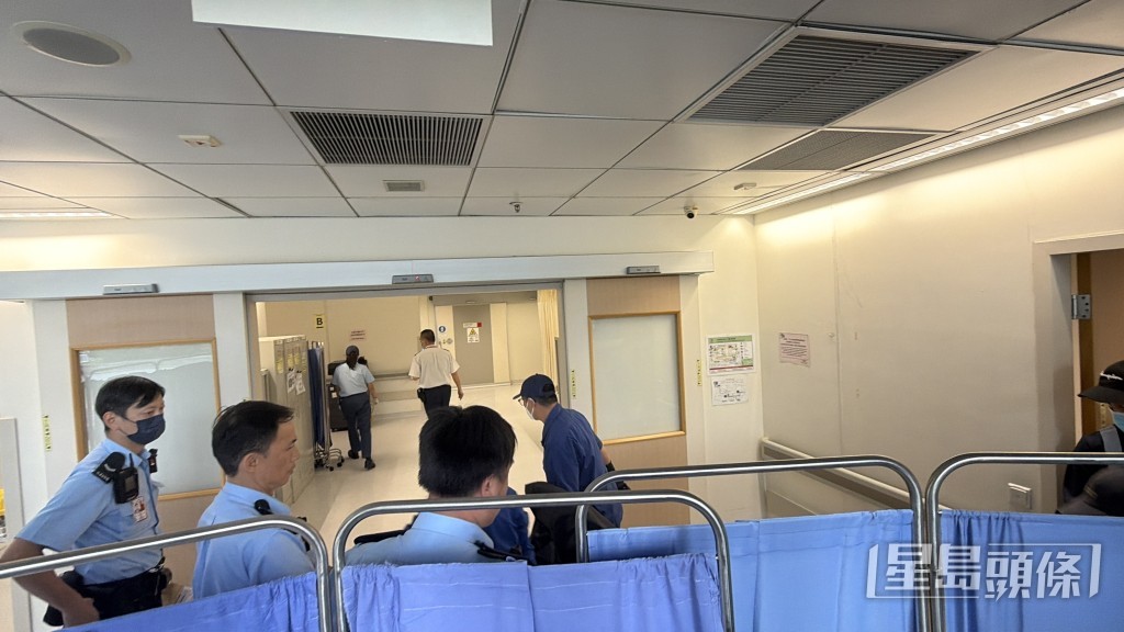 死者遺體由仵工移往殮房。梁國峰攝 死者遺體由仵工移往殮房。梁國峰攝