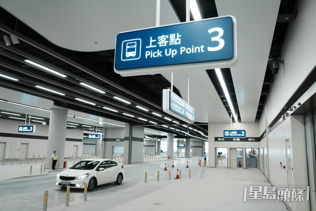 2樓外公共運輸交匯處上車點。 2樓外公共運輸交匯處上車點。