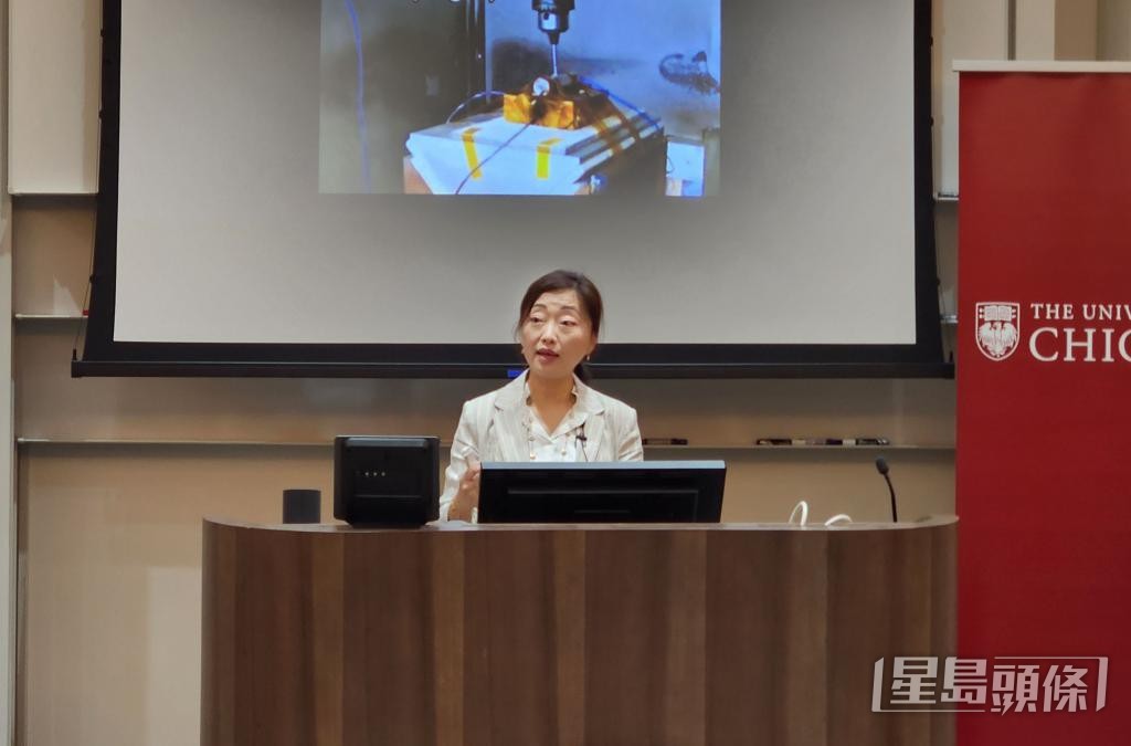 孟穎日前於芝加哥大學香港校園舉行講座，分享能源轉型與電池創新研究。