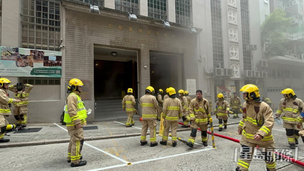 消防到場救熄火警。 消防到場救熄火警。