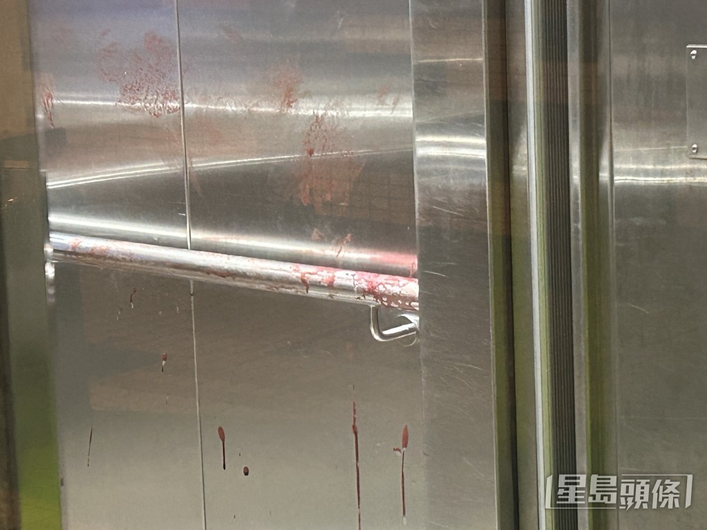 美如樓其中一部升降機廂地面及四壁血跡斑斑。 美如樓其中一部升降機廂地面及四壁血跡斑斑。