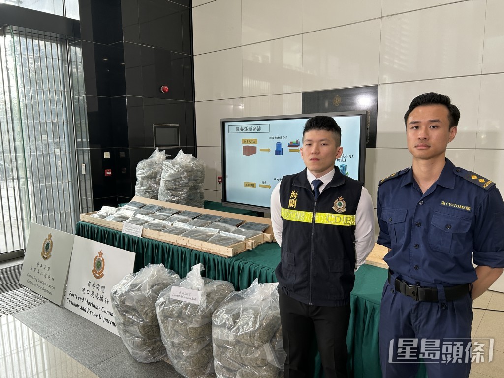 海關毒品調查科毒品調查第三組高級調查主任姚文顥(圖左) 及港口及海域科貨櫃貨物檢查組督察黎子康講述行動詳情。林思明攝 海關毒品調查科毒品調查第三組高級調查主任姚文顥(圖左) 及港口及海域科貨櫃貨物檢查組督察黎子康講述行動詳情。林思明攝