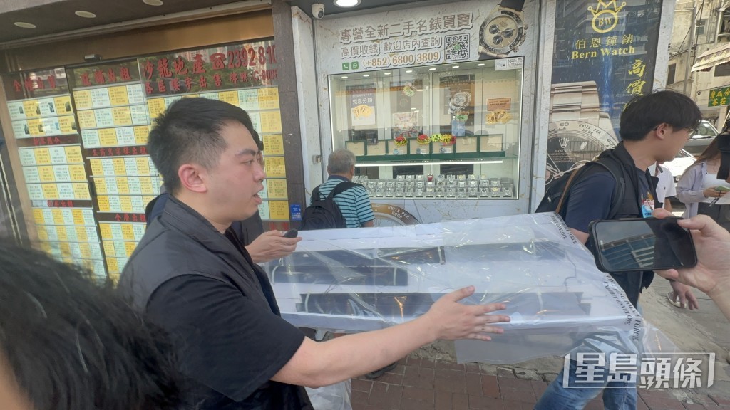 重案組其後檢走一批燈槽。 重案組其後檢走一批燈槽。