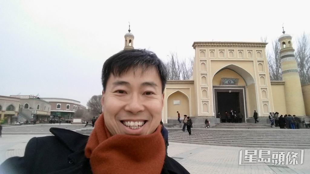 2017年，支明远独自到新疆旅游，于喀什留影。  受访者提供