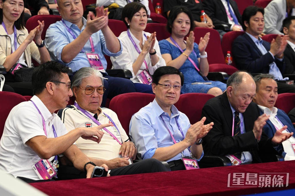 李家超下午轉到武術賽場,觀看莫宛螢及陳穗津比賽。陳極彰攝 李家超下午轉到武術賽場,觀看莫宛螢及陳穗津比賽。陳極彰攝