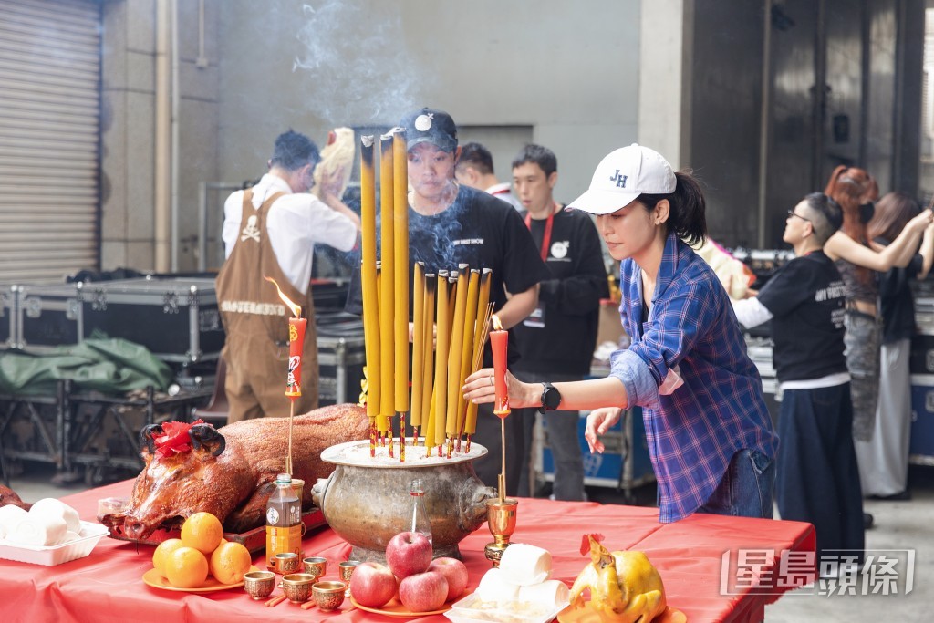 宣萱及愛將胡子彤隨後上香。