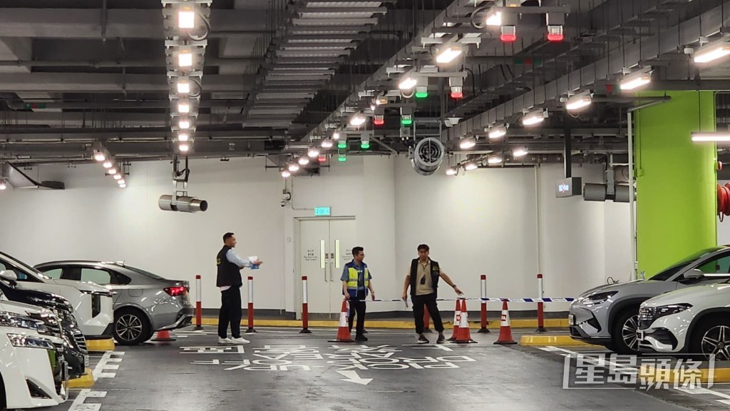 警員在停車場內進行調查。黎志偉攝 警員在停車場內進行調查。黎志偉攝