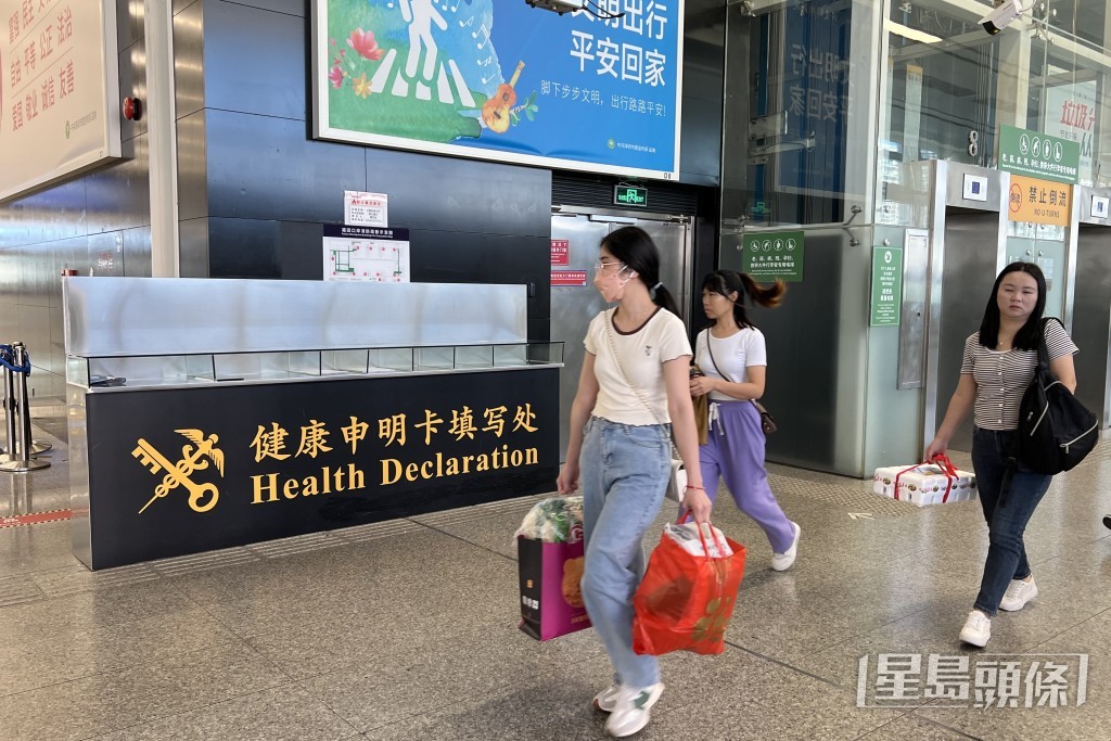口岸有櫃檯提供健康申報表格。盧江球攝