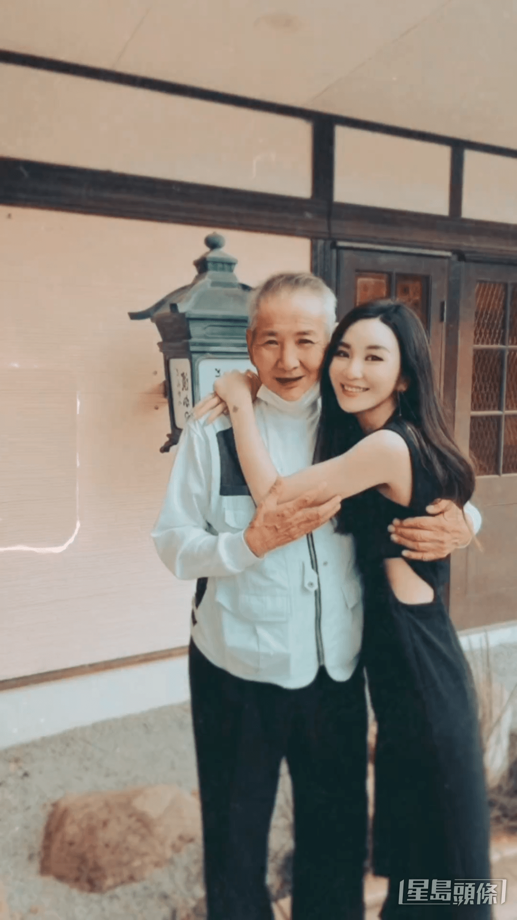 裕美指廿多年不见爸爸,十分想念对方,二人久别重逢百感交集,千言万语尽在不言中。 裕美指廿多年不见爸爸,十分想念对方,二人久别重逢百感交集,千言万语尽在不言中。