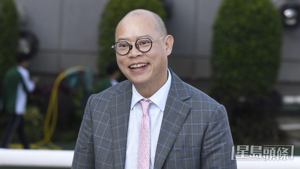 「风起云涌」今朝到内圈出试之后，苏伟贤走到机坪现身接马。