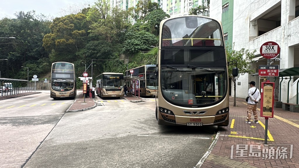 總站內一部巴士埋站時撞及另一部泊在站頭的巴士，兩女乘客受傷。劉漢權攝