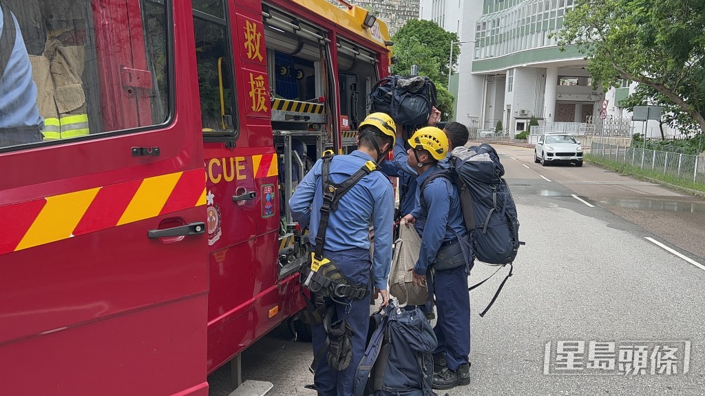 消防展開游說成功勸服女童返回安全位置。蔡楚輝攝