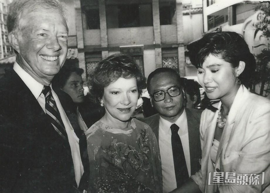 麥翠嫻（右）在1985年於時任亞洲電視主席邱德根（右二）安排下，獻花給前美國總統卡達伉儷。