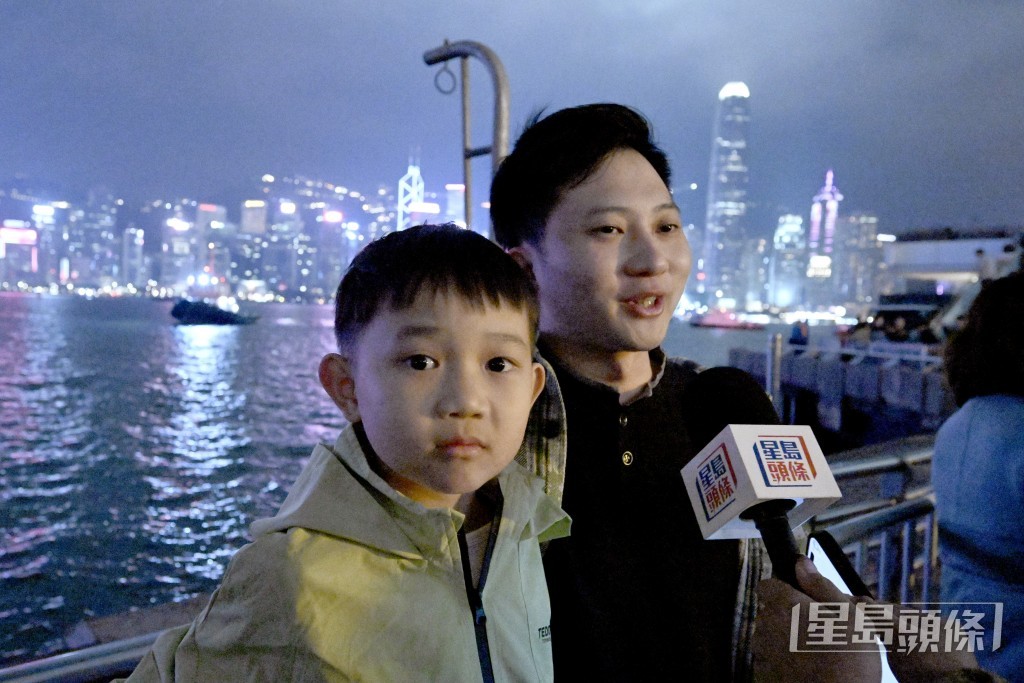 旅客謝先生(右)與家人來港一天遊。 旅客謝先生(右)與家人來港一天遊。