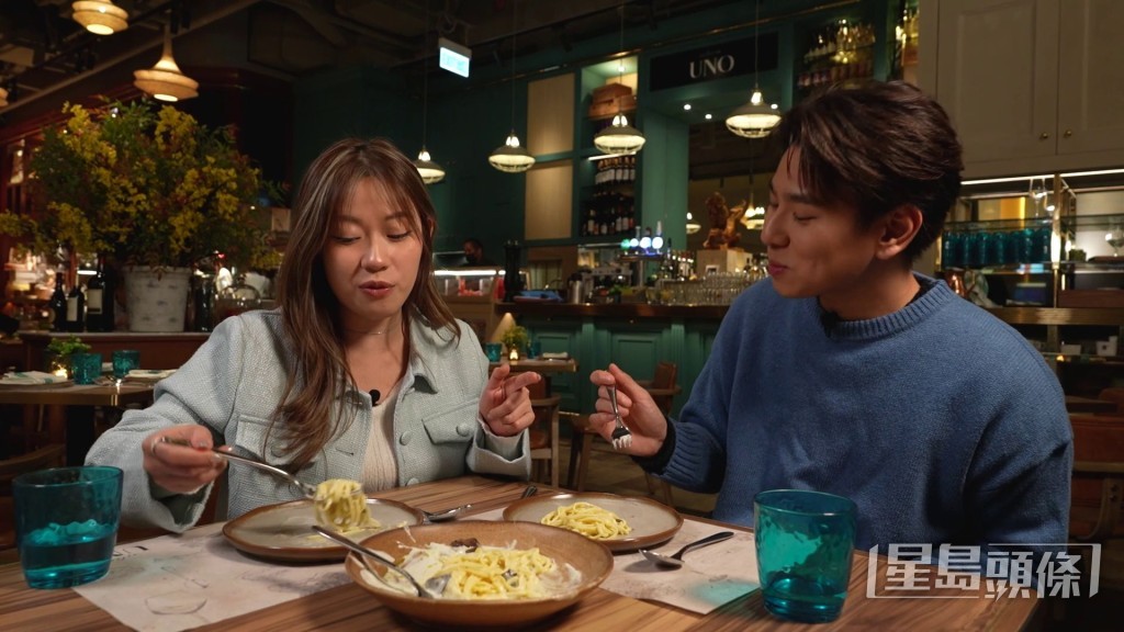 两人边食边倾。
