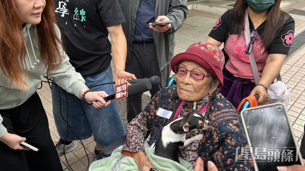 王婆婆與外傭及小狗及時逃生。蔡楚輝攝 王婆婆與外傭及小狗及時逃生。蔡楚輝攝