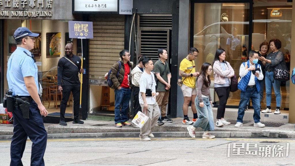 隊尾位於250多米外的威靈頓街擺花街交界。 隊尾位於250多米外的威靈頓街擺花街交界。