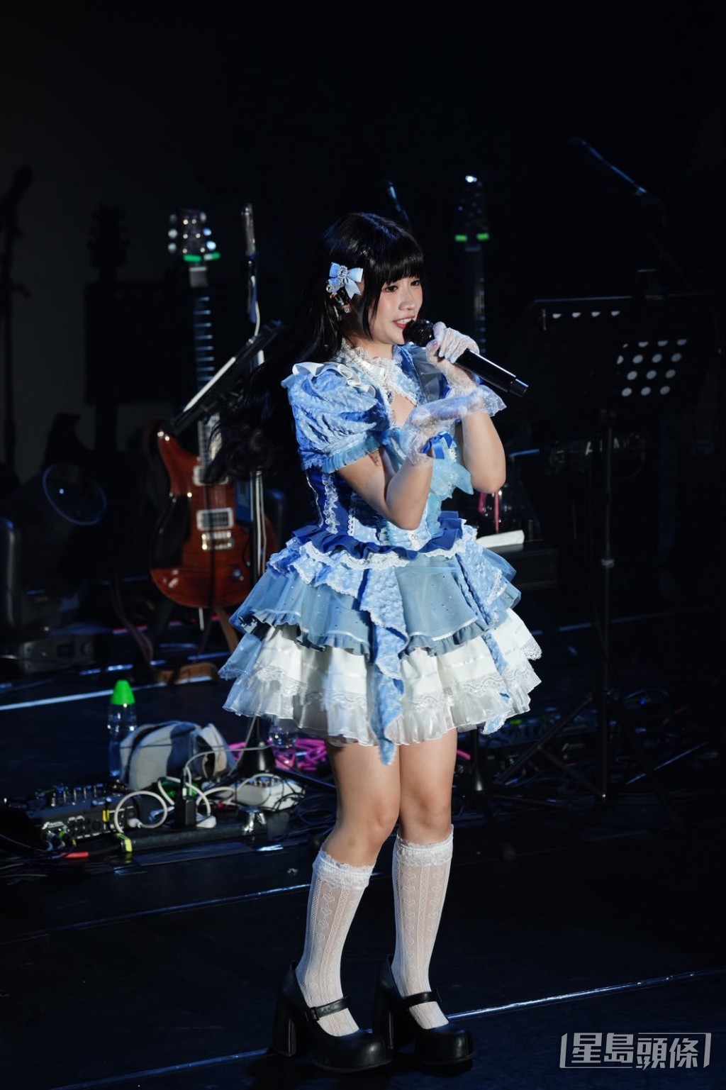 何洛瑤夾了蝴蝶髮夾添少女味。