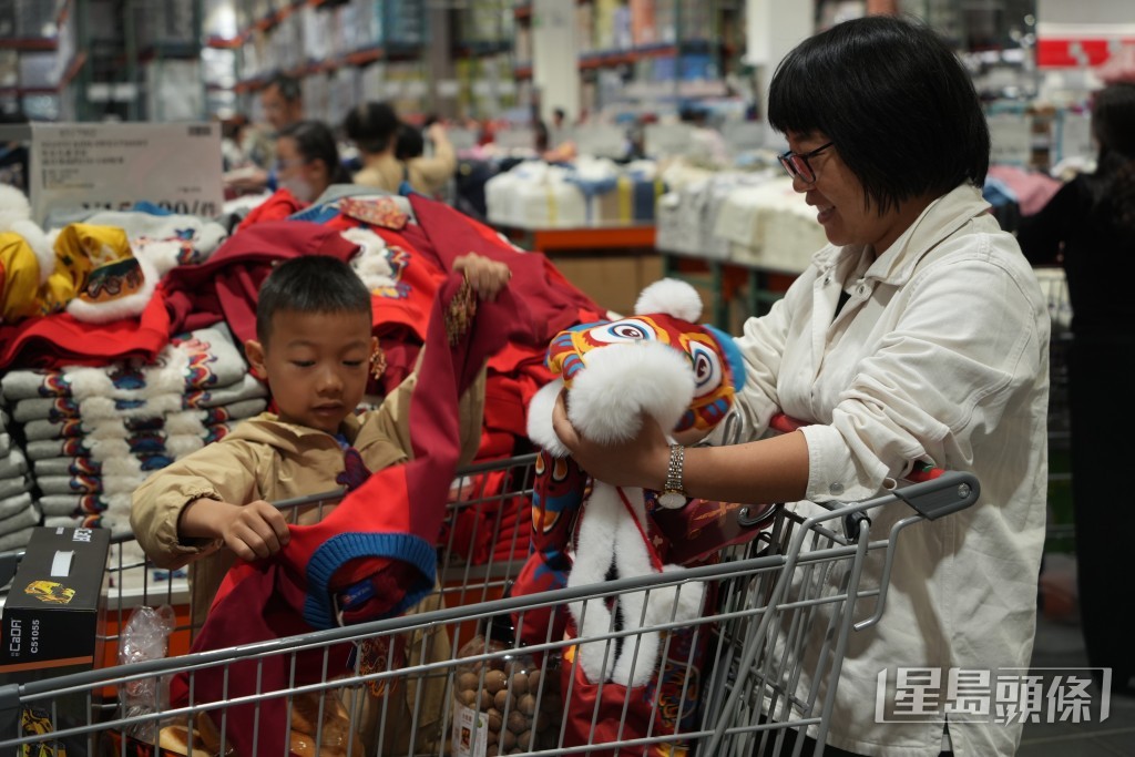 市民一家齊逛Costco。吳艷玲攝 市民一家齊逛Costco。吳艷玲攝