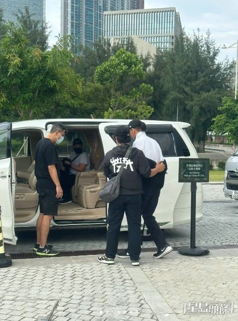 謝賢現身西九被網民捕獲。 謝賢現身西九被網民捕獲。