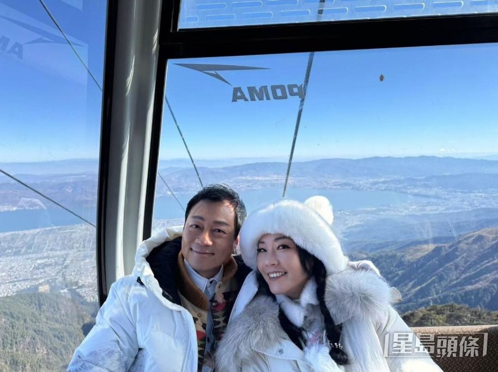 黎耀祥主持TVB節目《江湖見》，帶埋太太梁耀蓮)乘機同遊大理。