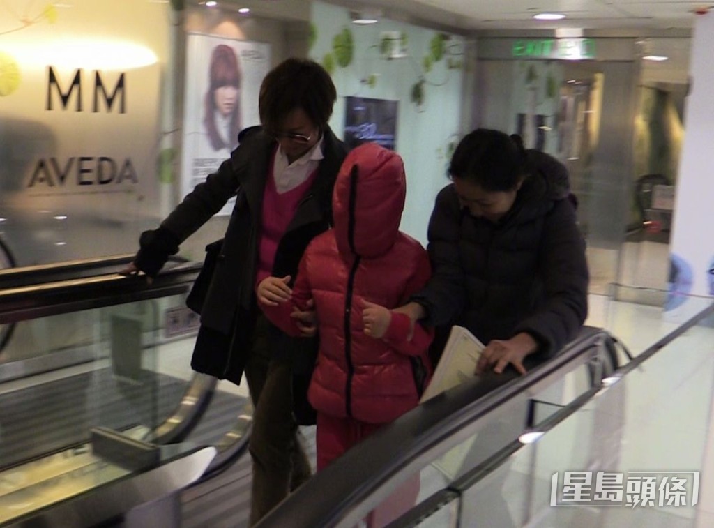 任賢齊女兒Rati對鏡頭十分敏感，一見記者影相即遮住自己的臉。（資料圖片）