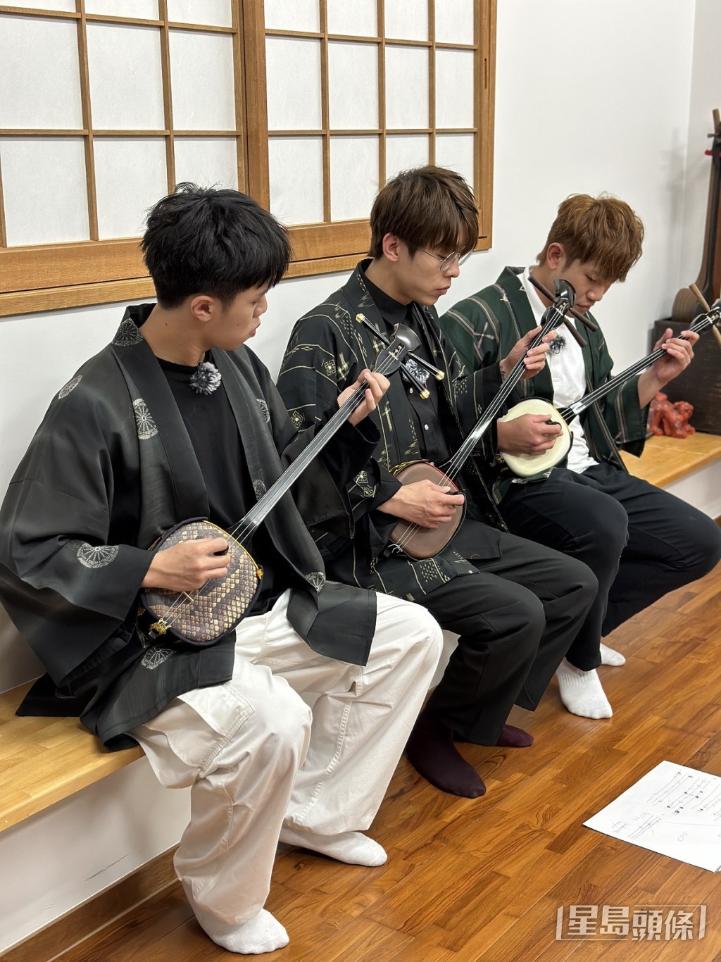 希晉、Kim和亨仔學習沖繩傳統樂器三線。