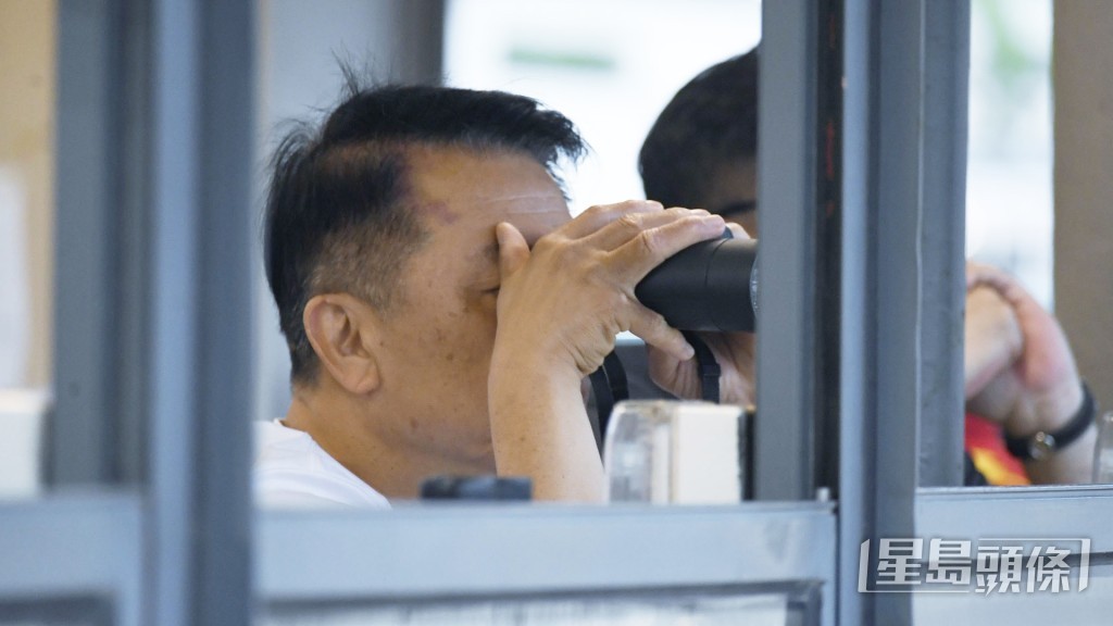 姚本輝今朝不論課前課後都跟住「天福」出入。