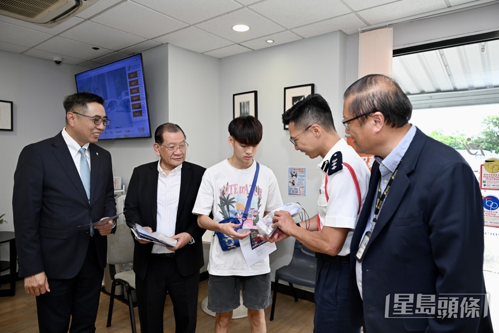 元朗警區人員到區內香港駕駛學院宣傳,元朗警區指揮官總警司梁仲文(右二)向市民講解並派發「智車保險包」。 元朗警區人員到區內香港駕駛學院宣傳,元朗警區指揮官總警司梁仲文(右二)向市民講解並派發「智車保險包」。