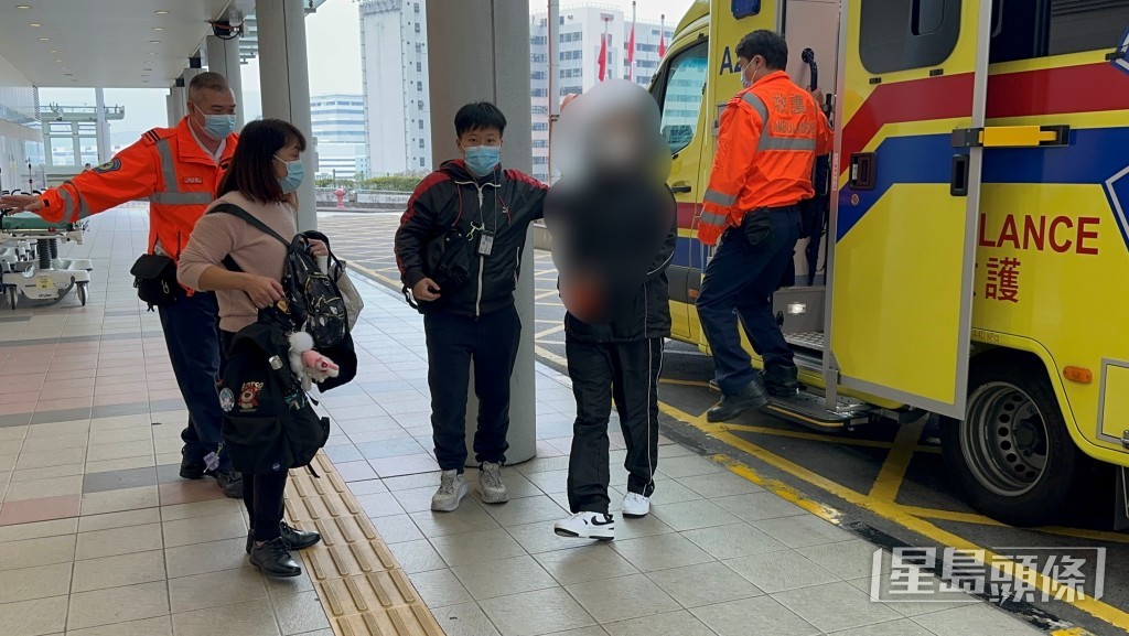 13歲女生企圖割腕輕生，獲救後由女親人（圖左一）及女警(圖中)陪同送院檢查。梁國峰攝